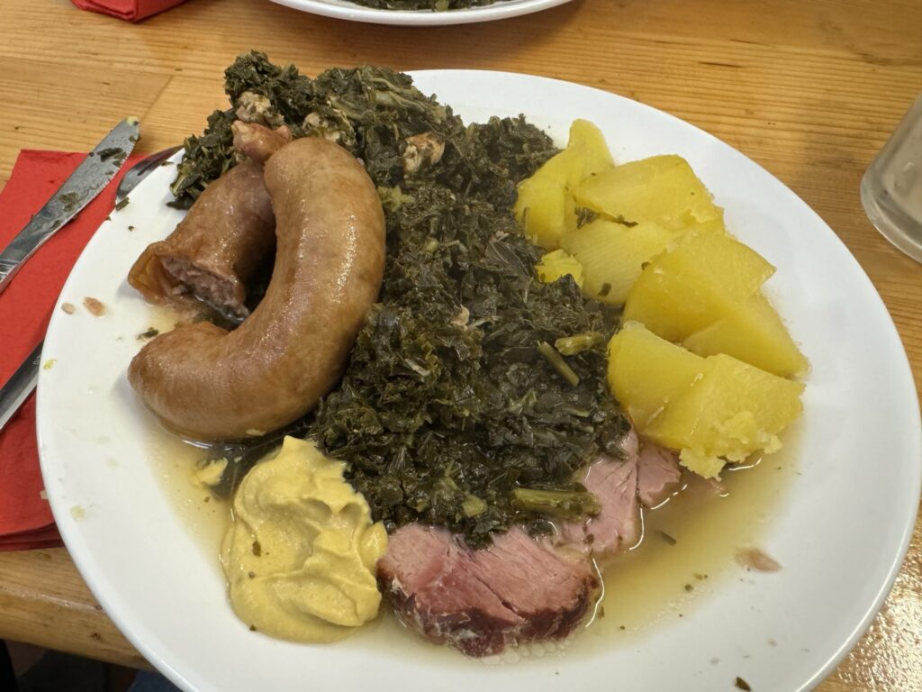 Grünkohl, Bregenwurst und Kartoffeln auf Teller